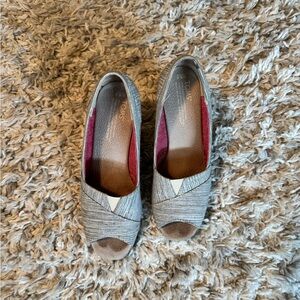 TOMS Gray Peep-Toe Slip-On Flats with Maroon Lining